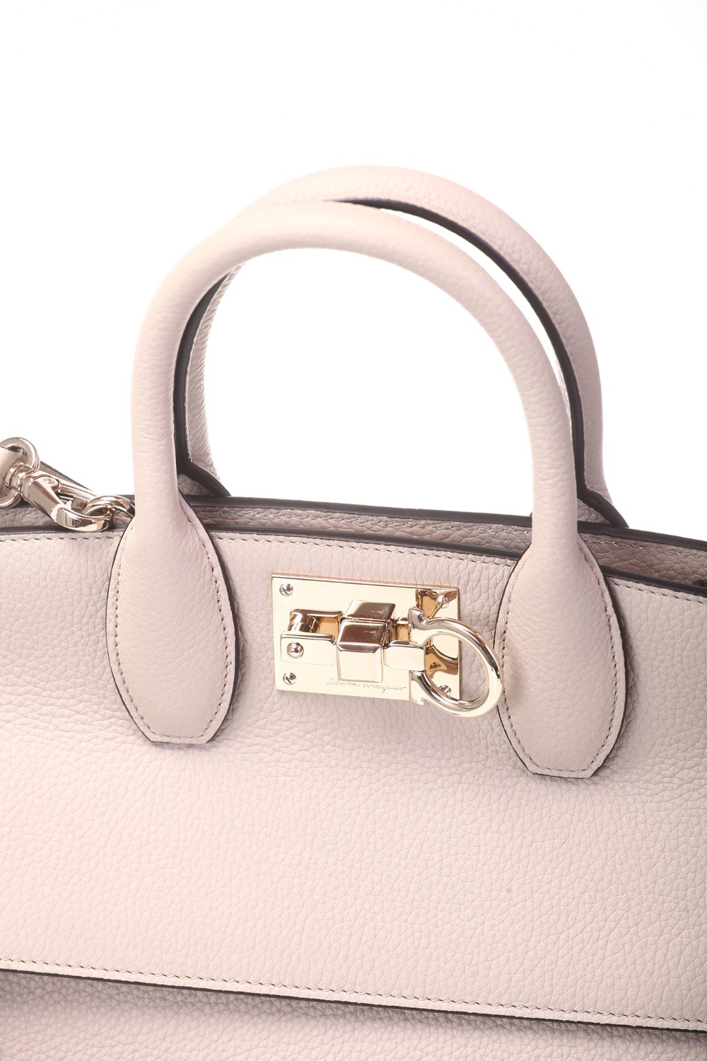 shop SALVATORE FERRAGAMO  Borsa: Salvatore Ferragamo Studio bag misura small.
Grana naturale.
Priva di metalli.
Tasca frontale con zip.
Ampio comparto interno foderato.
Pochette rimovibile.
Chiusura metallica con dettaglio Gancini.
Fondo borchiato.
Tracolla rimovibile per indossarla anche cross body.
Dimensioni: Altezza 25 cm, Lunghezza 29 cm, Profondità 14 cm.
Composizione: 100% pelle di vitello.
Fabbricato in Italia.. 21H159 THE STUDIO-102757948 number 7458170